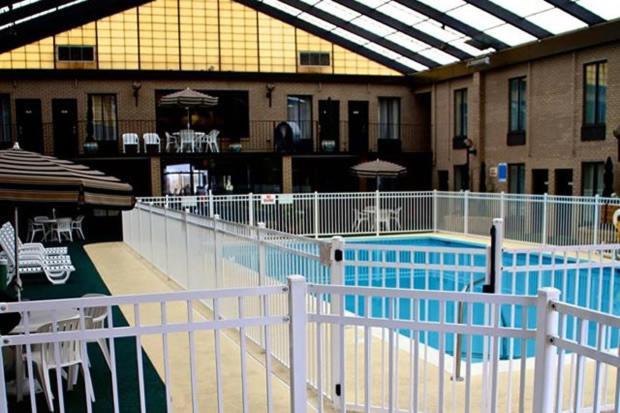 Gold Vault Inn Radcliff ภายนอก รูปภาพ