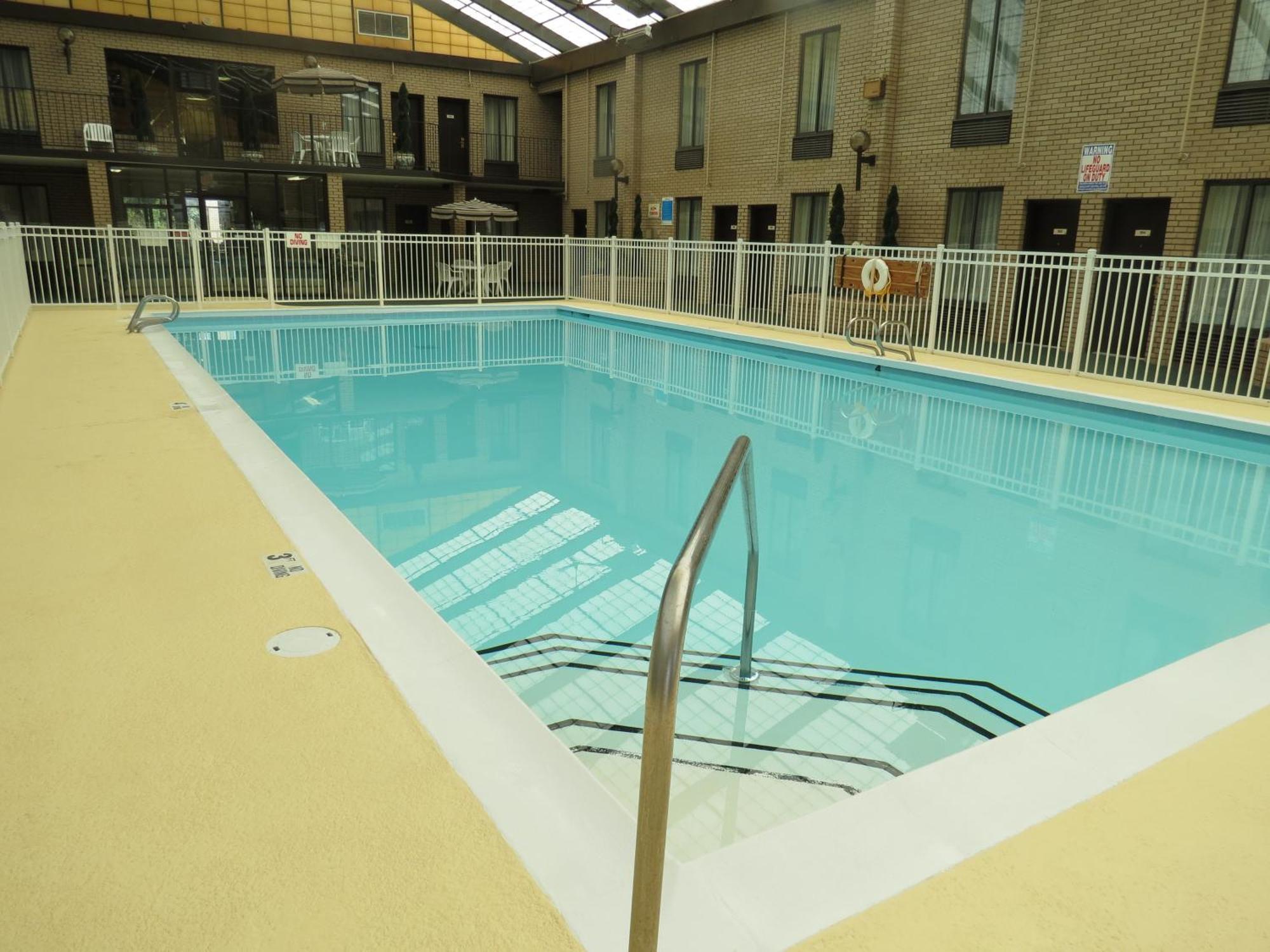 Gold Vault Inn Radcliff ภายนอก รูปภาพ