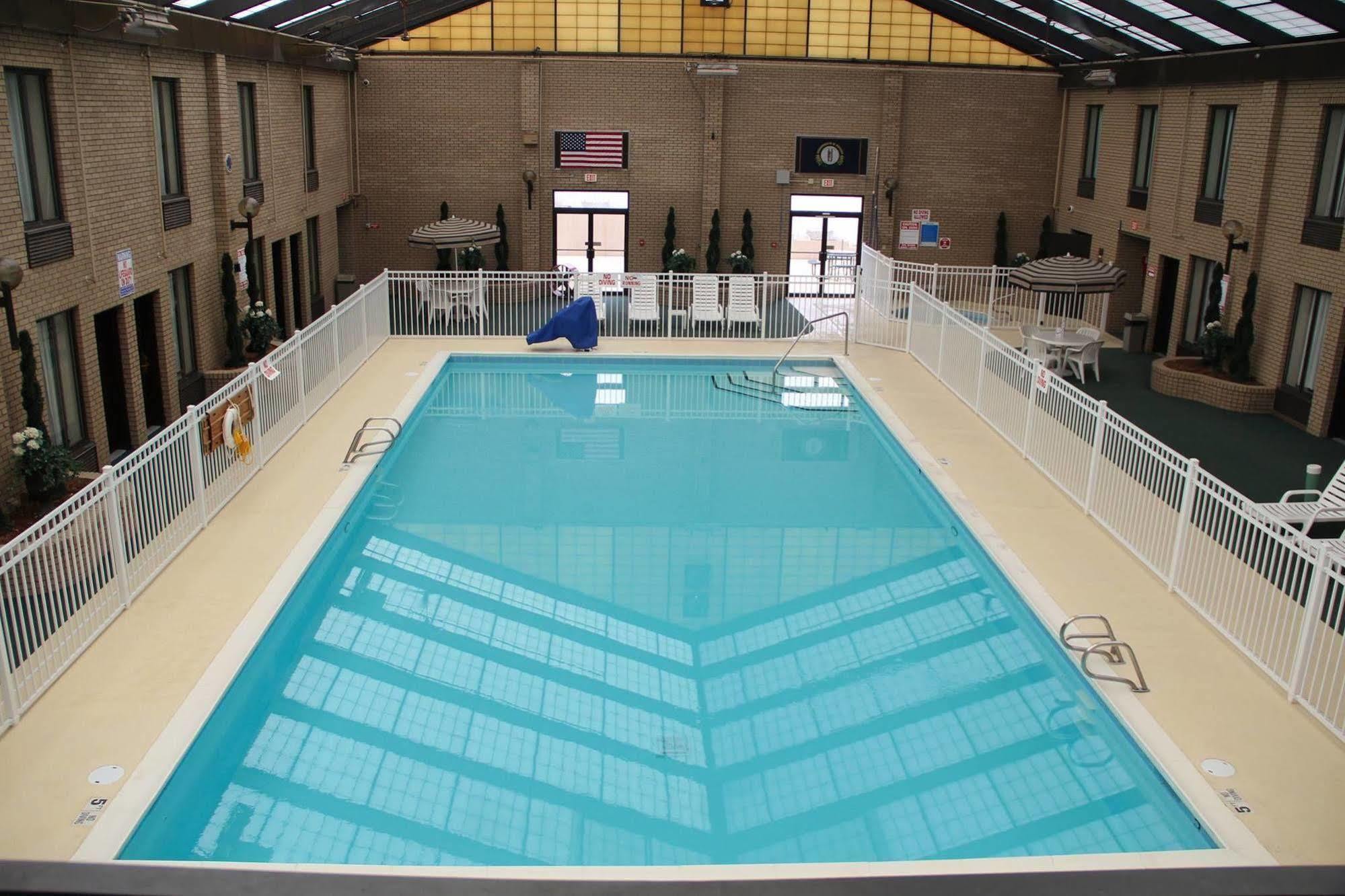 Gold Vault Inn Radcliff ภายนอก รูปภาพ