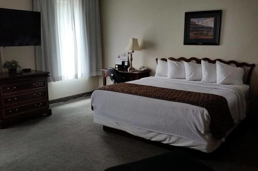 Gold Vault Inn Radcliff ภายนอก รูปภาพ